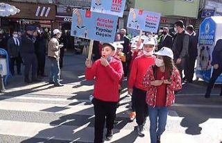 Öğrenciler düdükle yaya önceliğine dikkat çektiler