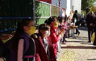 Öğrenciler ellerinde dövizlerle Covid-19’a dikkat...