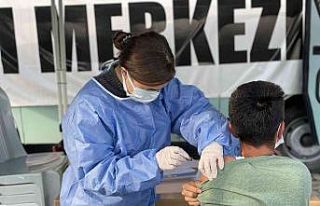 Öğrenciler kolları sıvadı, aşıları kampüste...