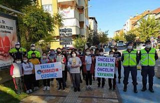 Öğrenciler ‘Yayalar kırmızı çizgimizdir farkındalığı’...