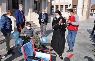 Öğretmenler aldıkları akülü sandalye ile yürüme...