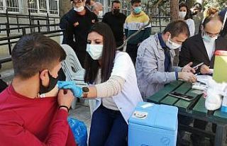Okul bahçesinde aşı seferlerliği