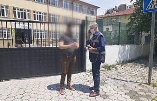 Okul çevrelerinde yapılan asayiş uygulamasında...