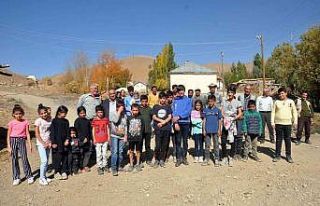 Okula ulaşmak için her gün kendi imkanlarıyla...