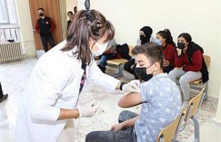 Okullarda aşı çalışmaları devam ediyor
