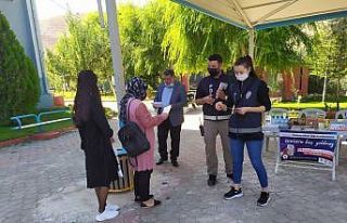 Önce ikram sonra uyarı