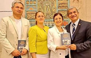 Onursal Başkan seçilen Mevlüt Yeni, belge ve plaketini...