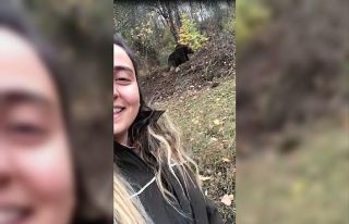 Orman muhafaza memuru genç kadın ayı ile özçekim...