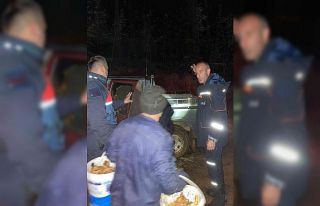 Ormanda kaybolan 3 kişi 5 saat süren arama sonucu...