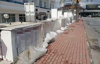 Otel sahibinin kum torbalı, muşambalı sel önlemi,...