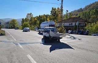 Oto çekici aracı ile otomobil çarpıştı:1 yaralı