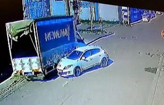 Otomobil 2 araca çarptı, o anlar kameraya yansıdı