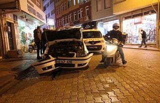 Otomobil aydınlatma direğine çaptı: 3 yaralı