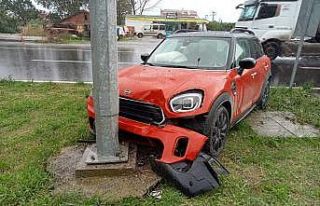 Otomobil aydınlatma direğine çarptı: 1 yaralı