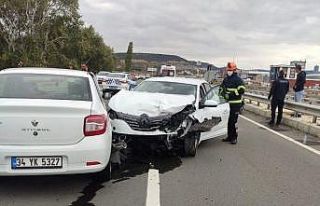 Otomobil aynı yolda 2 araca çarptı: 2 yaralı