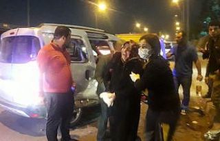 Otomobil ile çarpışan araç bariyerlere çıkarak...