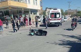 Otomobil ile motosiklet çarpıştı: 2 yaralı