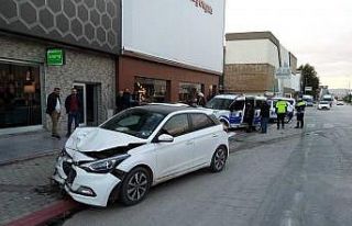 Otomobil ile polis otosu çarpıştı: 2’si polis...