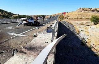 Otomobil köprünün korkuluklarını parçaladı