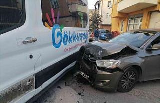 Otomobil minibüsle çarpıştı: 1 yaralı