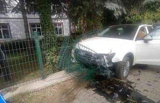 Otomobil okul bahçesinin demir çitlerine çarptı,...
