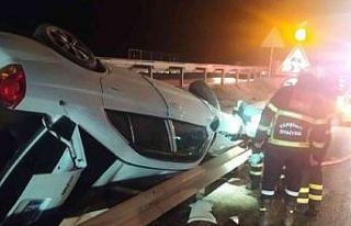 Otomobil su kanalına devrildi, sürücü yara almadan...