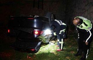 Otomobil yüksekokulun bahçesine uçtu: 3 yaralı