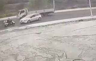 Otomobilin çarptığı motosikletli metrelerce havaya...
