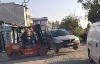 Otomobilin yolu kapatmasına kızdı, forkliftle kaldırıp...