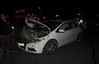 Otomobille çarpışan kamyonet hurdaya döndü: 1...