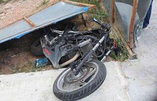 Otomobille çarpışan motosiklet hurdaya döndü:...