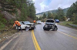 Otomobiller kafa kafaya çarpıştı: 6 yaralı