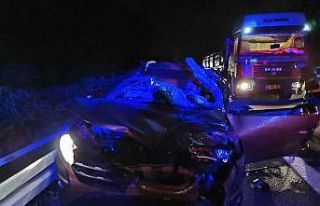 Otoyolda tıra çarpan otomobilde 3 kişi yaralandı