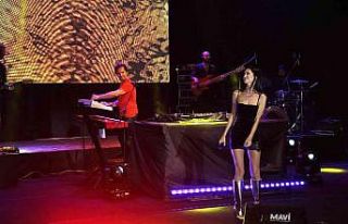 Ozan Doğulu ve Hera, Bodrum Kalesi’nde sahne aldı