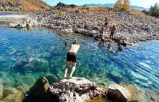 (Özel) 2 bin 250 rakımda soğuk havaya inat yüzme...