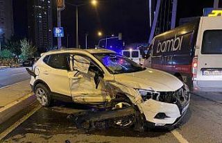 (Özel) Ataşehir’de iki otomobil kafa kafaya çarpıştı:...