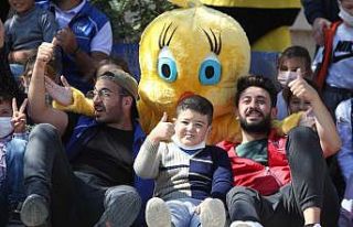 (Özel) Çizgi film kahramanlarını gördüler, gönüllerince...