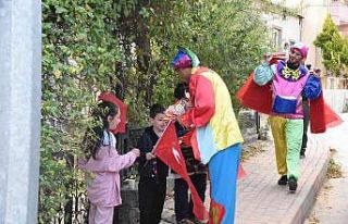 (ÖZEL) Çizgi film karakteri kostümleri giyip çocukların...