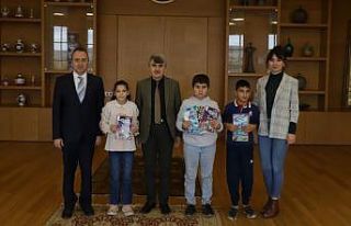 Özel Eğitim Ortaokulu öğrencilerinden Rektör...