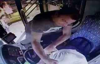 (Özel) Halk otobüsüne orta kapıdan binme tartışması...