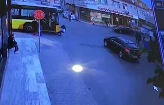 (Özel) İETT eğitim aracı, küçük çocuğa çarptı