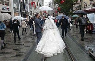(Özel) İranlı turistlerin evlilik pozları Taksim’de...