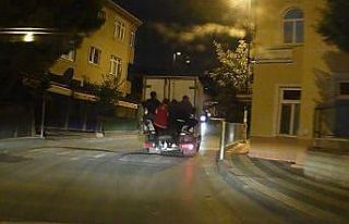 (Özel) Kamyonet kasasına takılan çocukların tehlikeli...