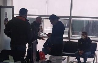 (ÖZEL) Kiralıkları son model arabayla dilenmeye...