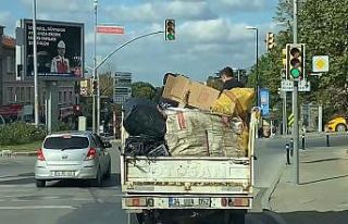 (Özel) Üsküdar’da gençlerin kamyonet kasasındaki...