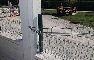 Özgürlük Mahallesinde yapımı devam eden parktaki...