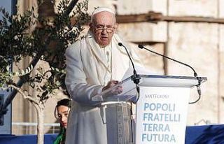 Papa isimsiz mezar skandalından sonra yerli halkla...