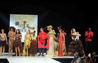 Paris’te mankenler çikolatadan elbiselerle podyuma...