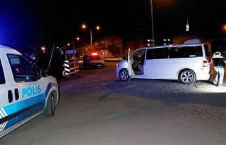 Park halindeki araçta oturan gençlere silahlı saldırı:...