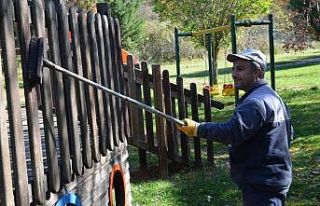 Park ve bahçelerdeki ahşap malzemeler onarılıyor
